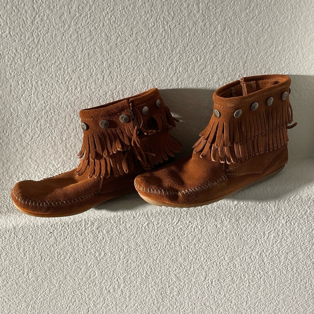 Minnetonka brown fringe moccasins with accents- size 8 (run small)